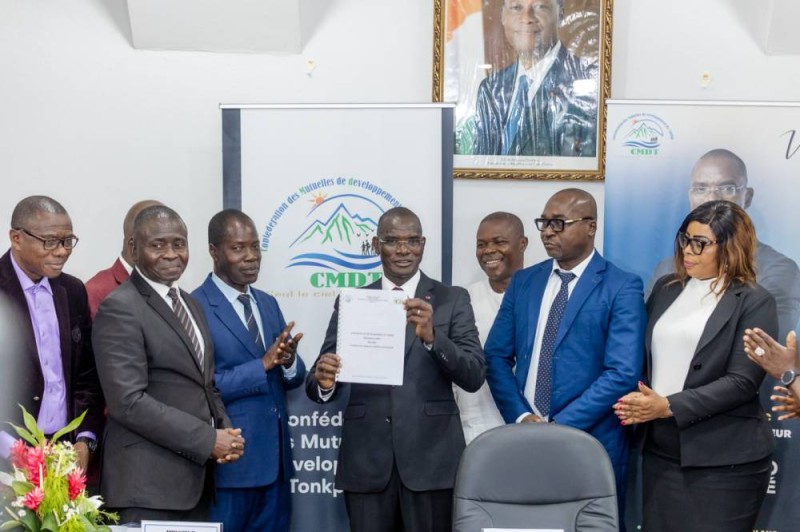 Le général Vagondo Diomandé recevant le livre blanc des mains des responsables de la Confédération des mutuelles de développement du Tonkpi (CMDT), à Abidjan.