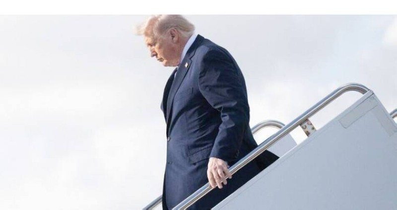 Le président américain Donald Trump descend de l'avion Air Force One à l'aéroport international de Palm Beach à West Palm Beach, en Floride, le 20 mars 2026. AFP - SAUL LOEB