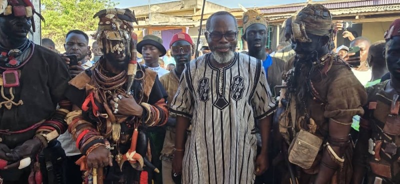 Mahama Coulibaly (au centre), cadre du Zanzan et fils du chef de Djiminiso, a participé à la parade des guerriers. (Ph: Dr)