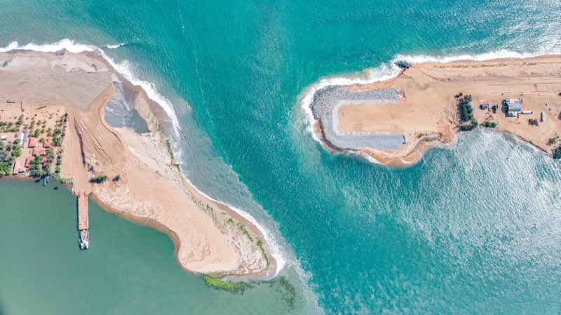 Vue aérienne de l'embouchure rouverte, point de jonction du fleuve Bandama, de la lagune Tagba et de l'océan Atlantique.