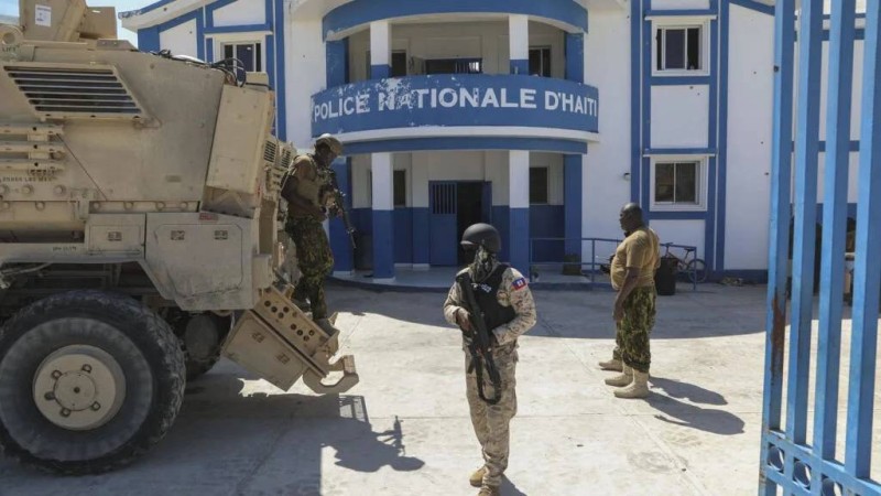 [Image d'illustration] Des policiers haïtiens et kényans, membres d'une force multinationale soutenue par l'ONU, se tenant devant un commissariat de police à Pont-Sonde, en Haïti, le 7 octobre 2024. AP - Odelyn Joseph