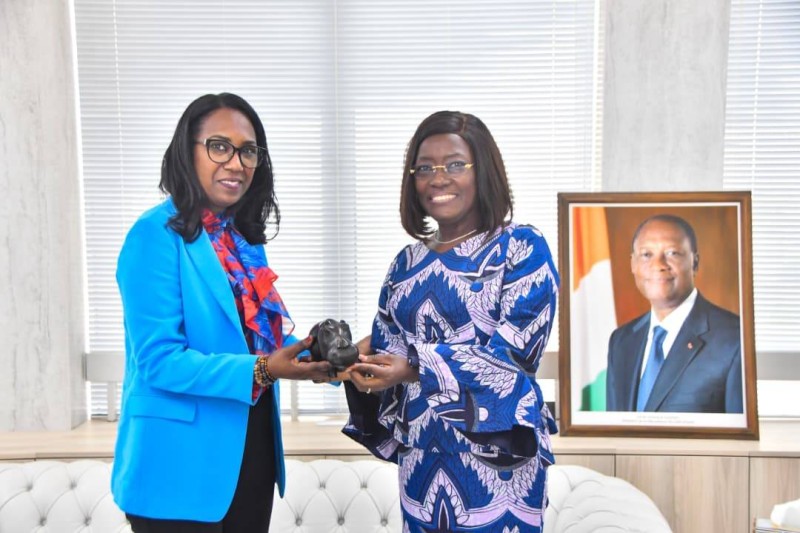 La Ministre Mariatou Koné échange avec la Maire de Yèbles, Marième Tamara-Varin Watt, lors d’une audience consacrée au renforcement de la coopération entre Boundiali et Yèbles.