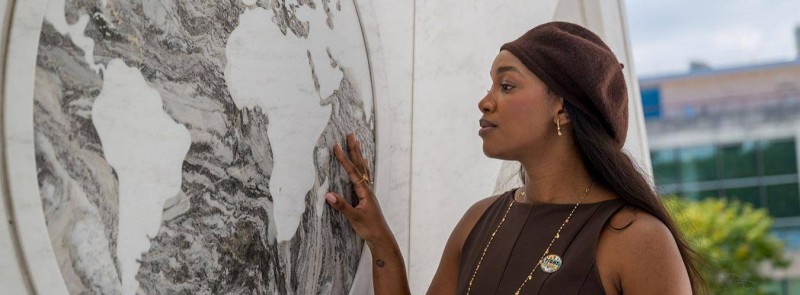 La chanteuse brésilienne IZA visite l'Arche du retour au Siège de l'ONU. Ce mémorial invite les gens du monde entier à réfléchir à l'héritage de la traite transatlantique et à lutter contre le racisme et les préjugés aujourd'hui.
Photo :ONU/Mark Garten 