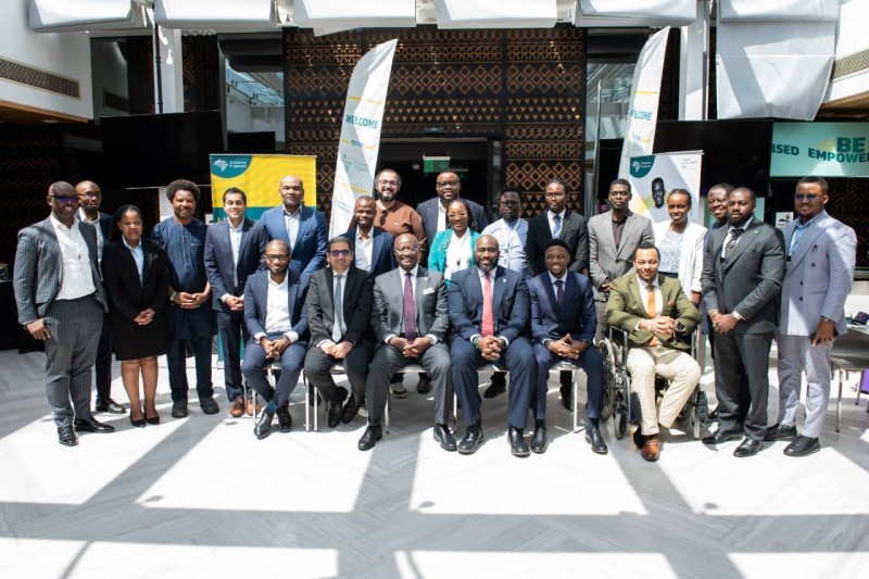 Les responsables d’Afreximbank entourés des startups sélectionnées lors de la cérémonie inaugurale.