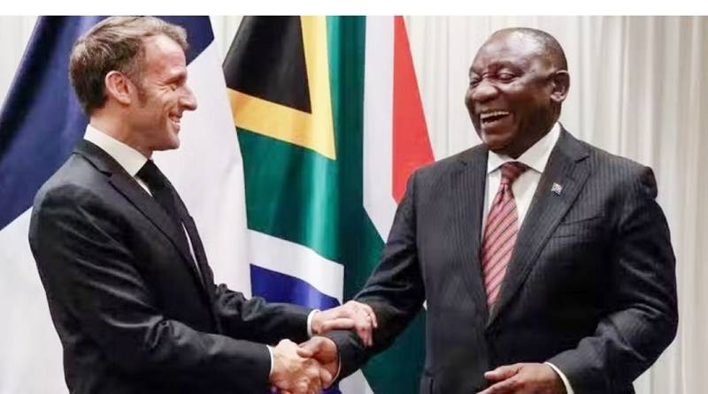 Les présidents français, Emmanuel Macron, et sud-africain, Cyril Ramaphosa, lors d'une rencontre, le 21 novembre 2025. © Ludovic Marin / AP