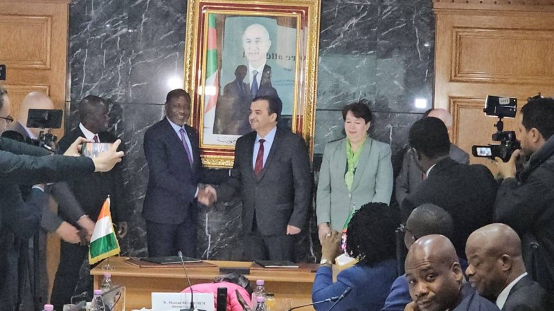 Mamadou Sangafowa-Coulibaly et M.  Mohamed Arkab et Mme Karima Bakir Tafer, secrétaire d’État auprès du ministre d’État, ministre des Hydrocarbures et des Mines, chargé des Mines de l'Algérie.