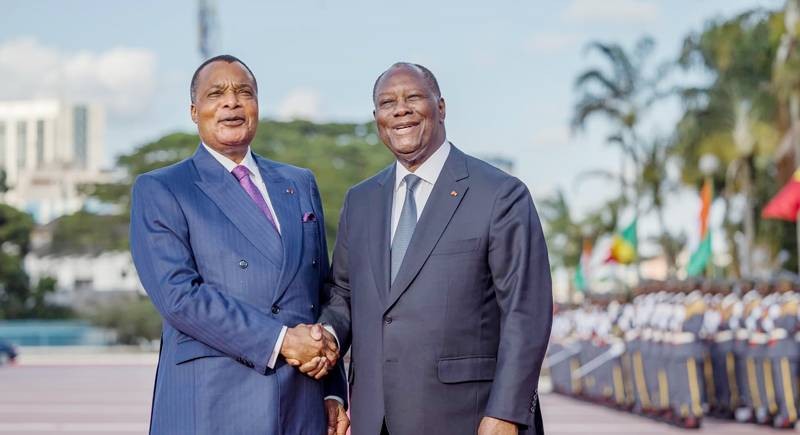 Le Chef de l’État Alassane Ouattara félicitant son homologue congolais Denis Sassou-Nguesso. (Ph: Dr)