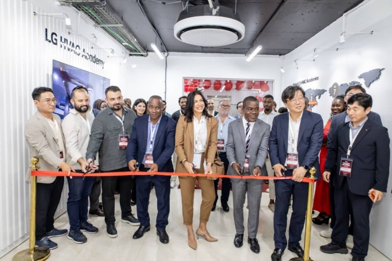 Les dirigeants et le partenaire inaugurant l'académie. (Ph: Dr)