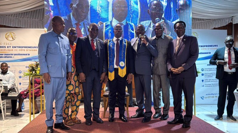 Le président (au centre) a exprimé sa gratitude à Dieu et à tous les membres. (Ph: Dr)