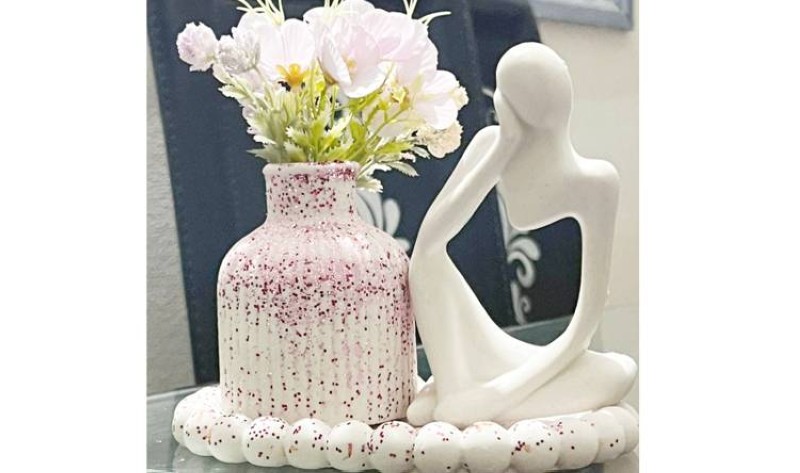 Une figurine et un pot de fleurs fabriqué avec du Jesmonite, une œuvre de Saty Sephora Soumahoro. (Ph: Dr)