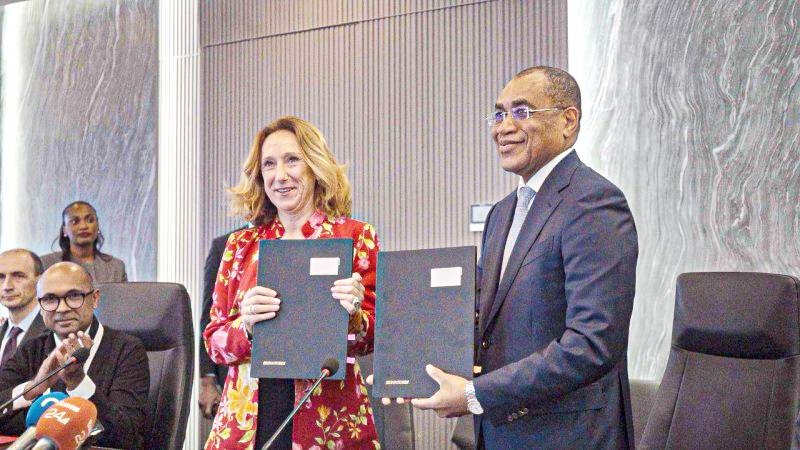 Adama Coulibaly, ministre de l’Économie, des Finances et du Budget, et Myriam Ferran, DGA aux Partenariats internationaux de la Commission européenne, ont paraphé la convention.