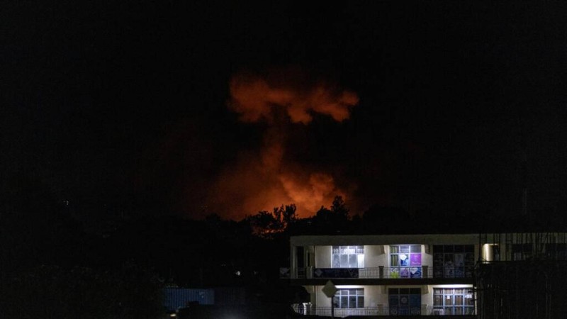 Vue d'ensemble d'un panache de fumée s'élevant au-dessus d'un incendie qui s'est déclaré dans un arsenal militaire à Bujumbura le 31 mars 2026. Plusieurs explosions ont secoué la ville de Bujumbura après qu'un incendie s'est déclaré tard dans la soirée du 31 mars 2026 dans un arsenal militaire situé dans la capitale économique du Burundi, a déclaré un porte-parole de l'armée. AFP - -