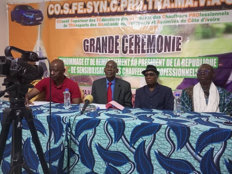 Me Issa Sanogo, président du Conseil supérieur des fédérations des syndicats des chauffeurs professionnels de transport des marchandises, voyageurs et assimilés(au centre). (dr)