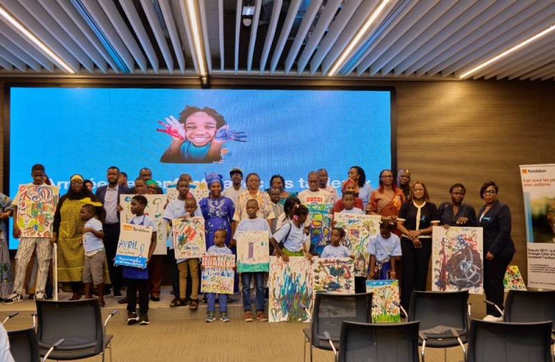 Des personnes autistes tenant des tableaux peints lors de cette journée qui leur est dédiée. (Ph: Dr)
