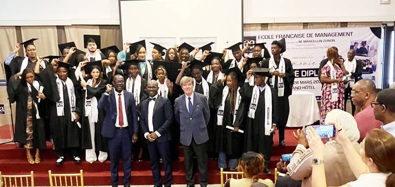 Les membres de la 10e promotion de l’IEA-Abidjan, entourés de leurs plus hauts responsables, ont immortalisé l’instant. (Ph: Dr)