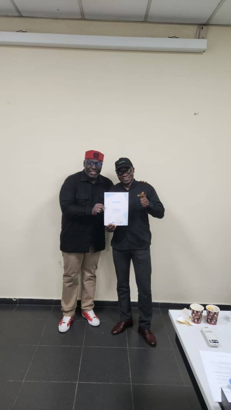 Jean Bavane Kouika heureux de recevoir son attestation (Dr)
