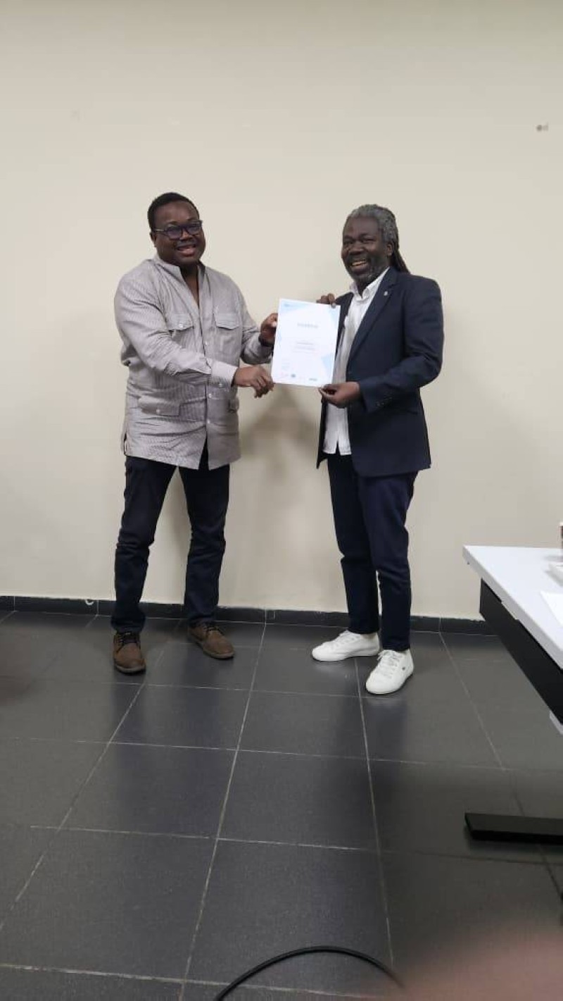 Didier Assoumou recevant son attestation (Dr)