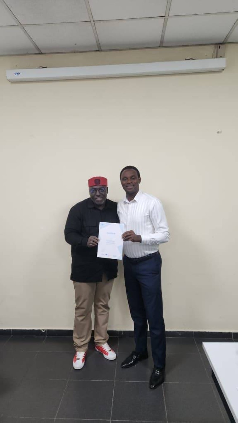 Firmin N'dri Bonfils recevant son attestation (Dr)
