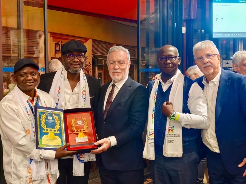 Le maire Gérard Spinelli et le président Philippe Manassero ont congratulé Gbeh Binka, O. Assi et Jean-Baptiste Kouassi, pour ces distinctions. (Ph: DR)
