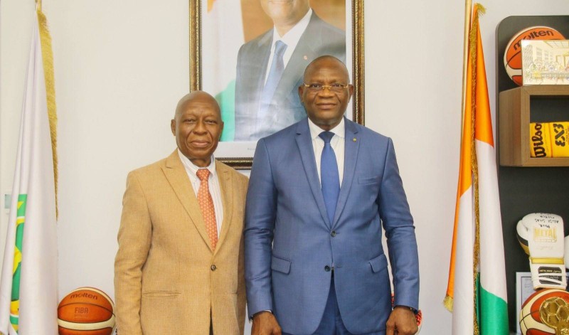 Le ministre des Sports Adjé Silas Metch et le  président de la Fédération Ivoirienne De Cyclisme -FIC. Dr Allah-Kouamé.