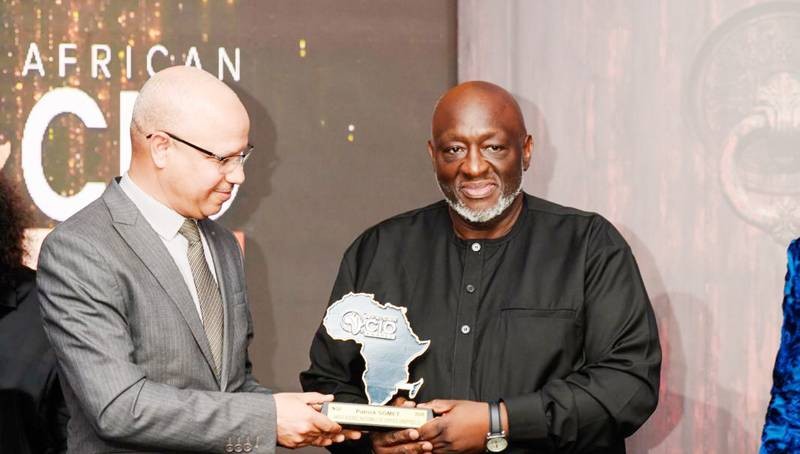 Patrick Somet (à droite), directeur de la transformation digitale et de l’innovation, a reçu avec fierté le prix distinguant la Côte d’Ivoire.