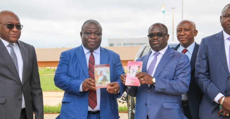 M. Bolou et le Président de l'Université de Bondoukou le Professeur Ouattara tenant le livre de l'écrivain Edmond Kouassi