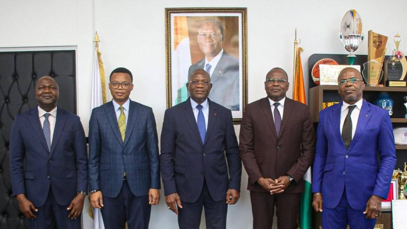 Photo de famille entre les responsables du ministère des Sports et la délégation de Université Senghor à l’issue de la rencontre.