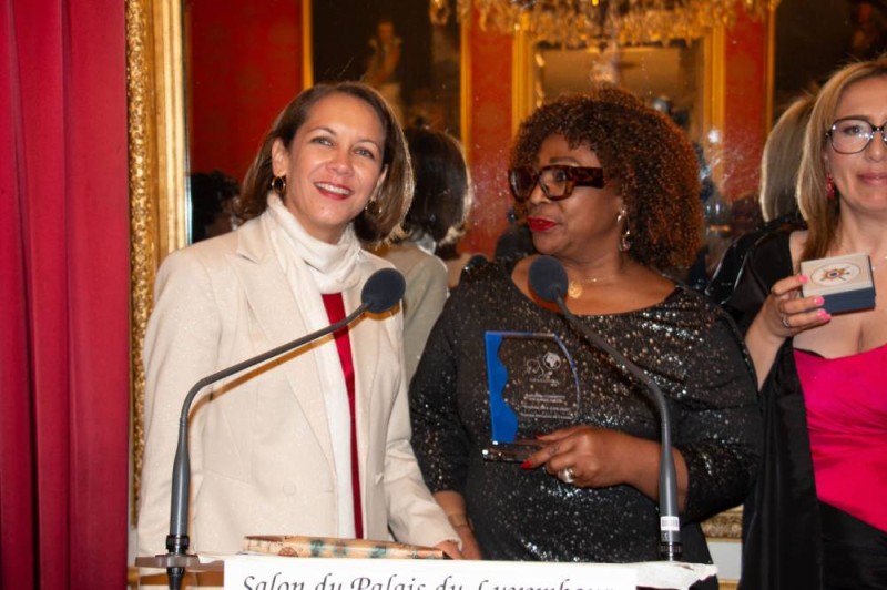 Catherine Groundé, présidente de Wê Daou heureuse de recevoir son prix (Dr)