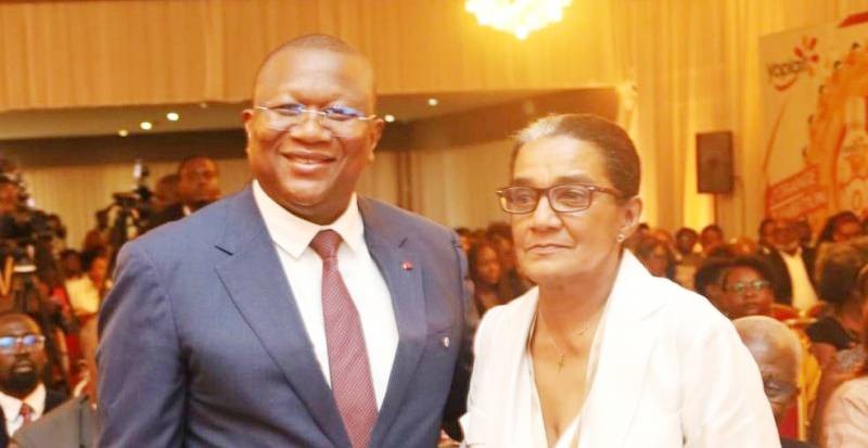 L'initiatrice des Jicom, Ambofo Sakia (à droite), a reçu les félicitations du ministre de la Communication Amadou Coulibaly. (DR)