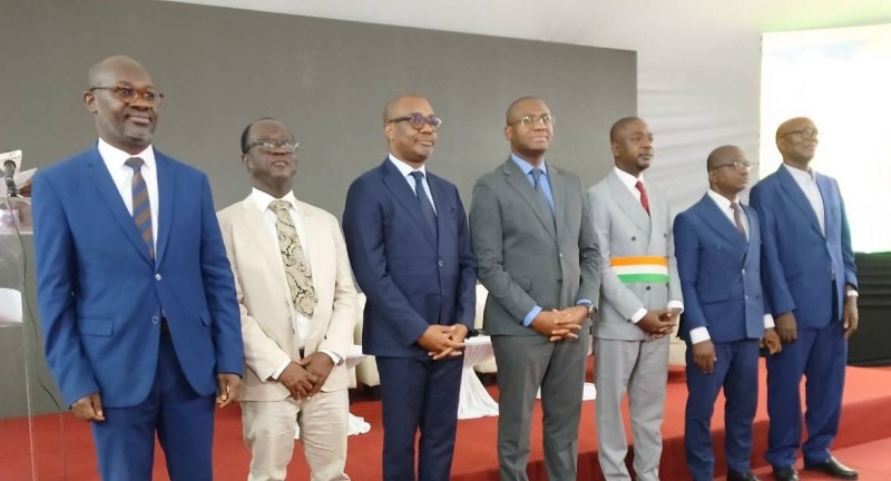 Photo de famille des participants à la 10ᵉ édition des Journées nationales de l’aviculture, en présence du ministre Sidi Touré.