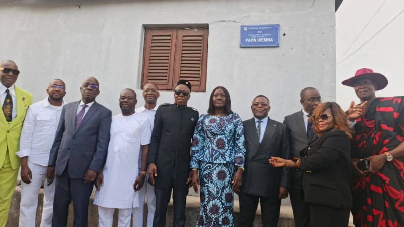 Les autorités politiques et administratives posant devant l'une des plaques immortalisant l'artiste (JD) 