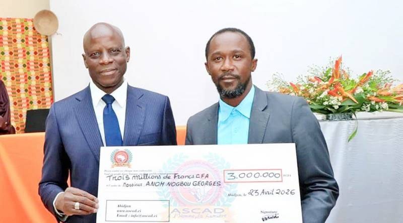 Dr Anoh Nogbou Georges, enseignant-chercheur remporte le 3e prix de la bourse de recherche.