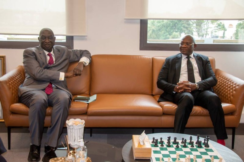 Le ministre des Sports, Adje Silas Metch recevant, ce lundi 27 avril à Abidjan-Plateau, le consul général de Côte d’Ivoire à New York, Inza Camara.