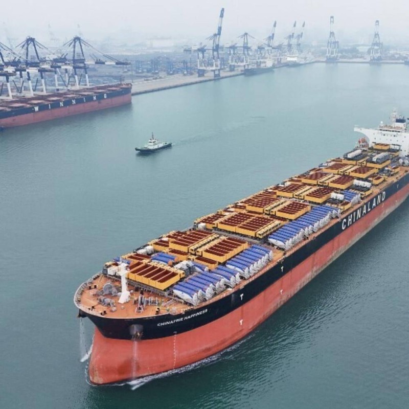 Un porte-conteneurs transportant des engins de chantier chinoise part du port de Yantai vers le Nigéria. Photo aérienne prise le 27 avril 2026. AFP - -