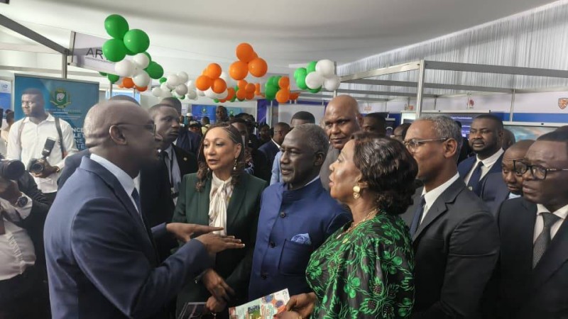 Le ministre Djibril Ouattara faisant découvrir aux illustres personnalités, le stand du ministère de la ministre de la Transition numérique et de l’Innovation technologique. (Ph: Julien Monsan)