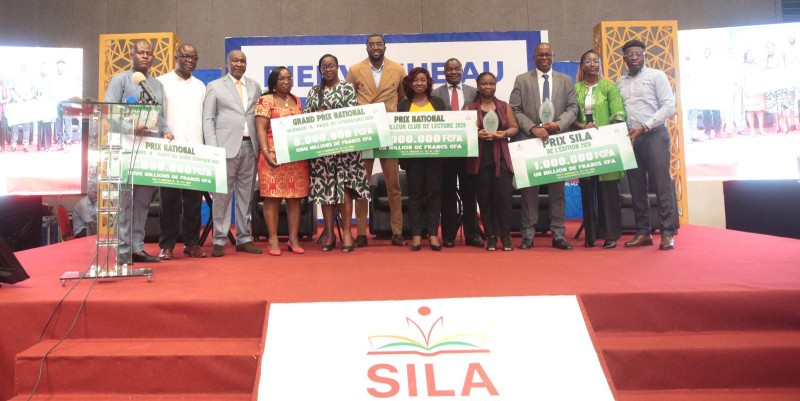 Les lauréats des prix littéraires du Sila 2026 ont reçu leurs prix à l'ouverture du salon. (Ph: Sébastien Kouassi).