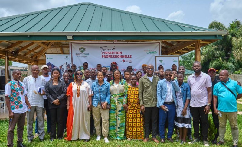 Photo de famille des participants et encadreurs de la 5ᵉ édition du Forum de l’Insertion Professionnelle, à Adzopé, à l’issue de la session de formation.