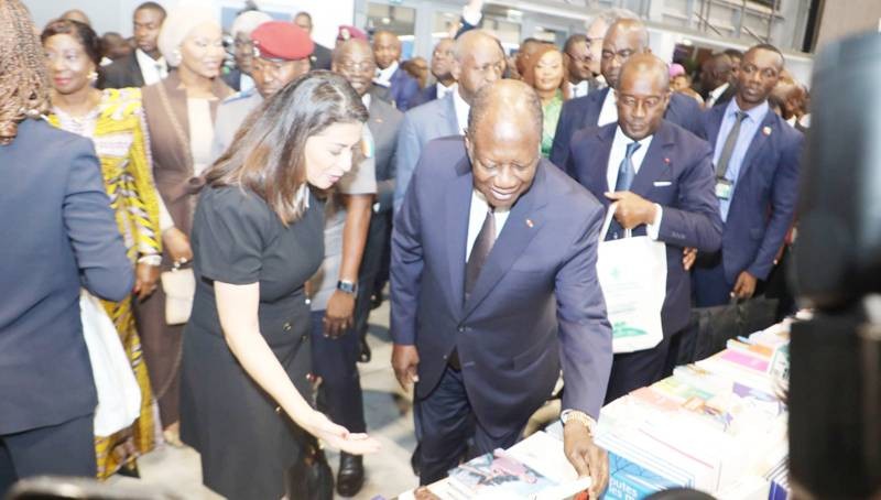 Le Président se faisant présenter des œuvres dans un des stands. (Ph: Coulibaly Abdoulaye) 