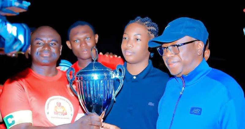 Le maire de Bouna, Ouattara Bouraïma (en bleu à l'extrême droite), remettant la coupe au vainqueur.
