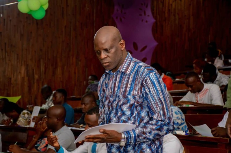 Le professeur Adama Diawara, ministre de l'Enseignement supérieur et de la Recherche scientifique, lors du lancement des épreuves écrites du cycle des professeurs de lycée. (DR)