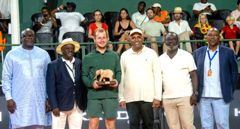 Vainqueur des Atp 50 et 75 de Côte d'Ivoire, le belge Gauthier Onclin, trophée en main, a triomphé devant une immense foule, conduite par le président de l'Assemblée nationale, Patrick Achi, 3e, à partir de la droite.