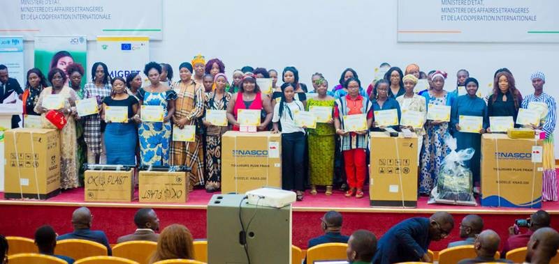 A l'issue de la conférence publique, 50 nouvelles bénéficiaires du projet ‘’Woman rise and shine’' ont reçu leurs kits de démarrage d'une activité économique. (Ph: Dr)