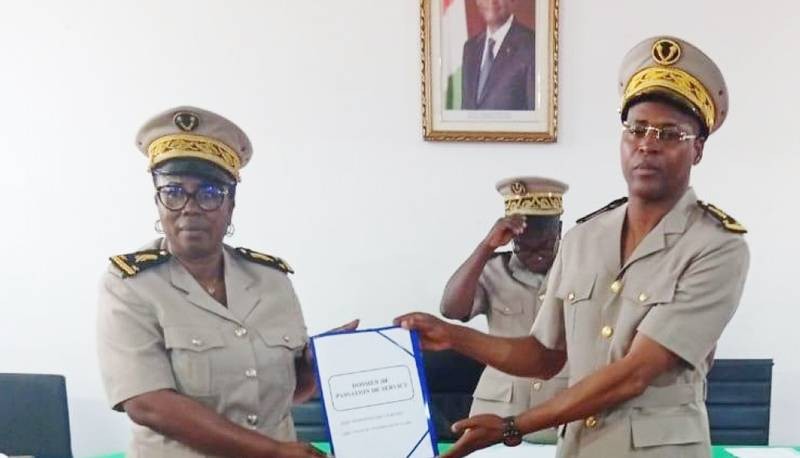 Le nouveau sous-préfet de Taabo, Kouamé Djahan Norbert (à droite), lors de la passation des charges. (Ph: Dr)