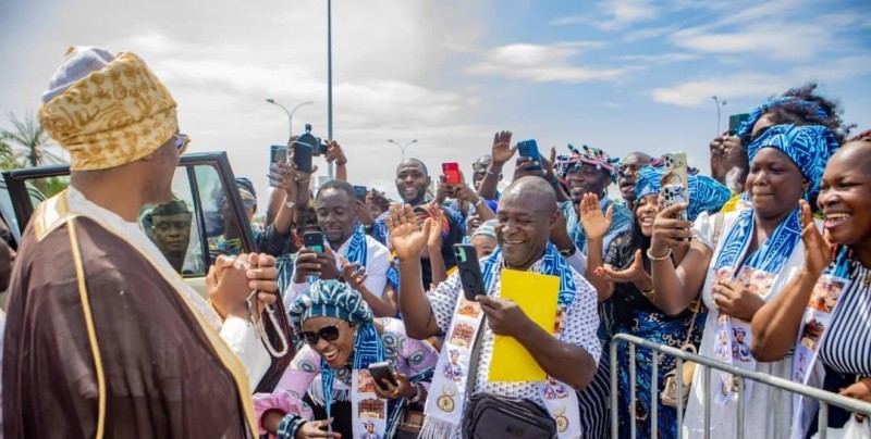 Sa Majesté Mouhammad-Nabil Mforifoum Mbombo Njoya, Sultan Roi des Bamoun à son arrivée à Abidjan