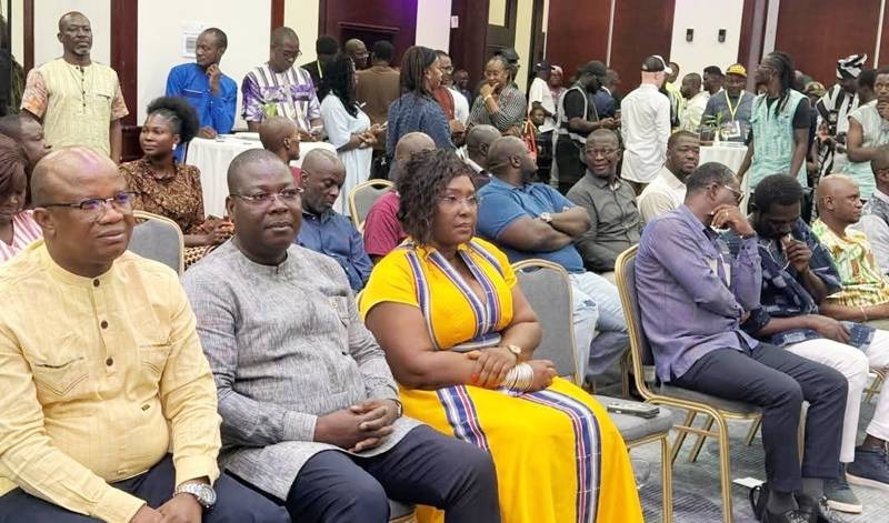 Le public, en première ligne la réalisatrice Apolline Traoré.