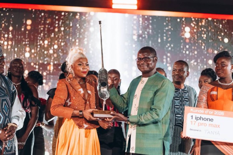 Tanya recevant son trophée