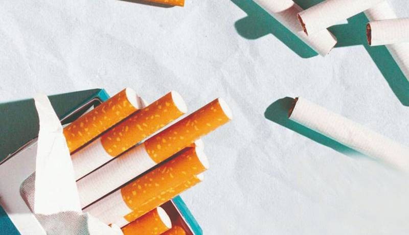 Des vendeurs proposent des cigarettes au détail parfois même à des mineurs.