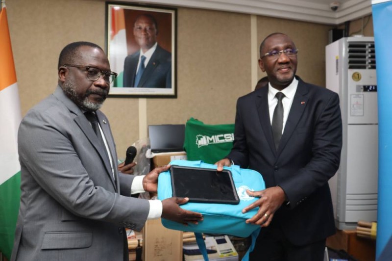 Le ministre Souleymane Diarrassouba recevant le don des mains du Représentant résident de l’Unicef, Jean François Basse. (Ph: Dr)
