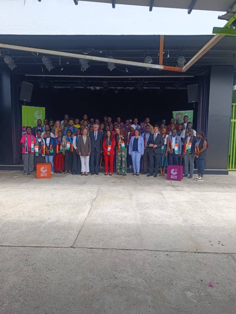 La ministre d’Etat déléguée aux Affaires étrangères d’Allemagne, Serap Güler, a échangé avec des jeunes à l'Institut Goethe à Abidjan le 11 mai 2026.