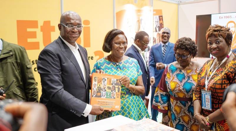 L’auteur Jean-Louis Menann-Kouamé (à gauche tenant le livre) a eu le soutien de plusieurs hautes personnalités dont l’ex-Première dame Simone Ehivet Gbagbo. (Ph: Dr)